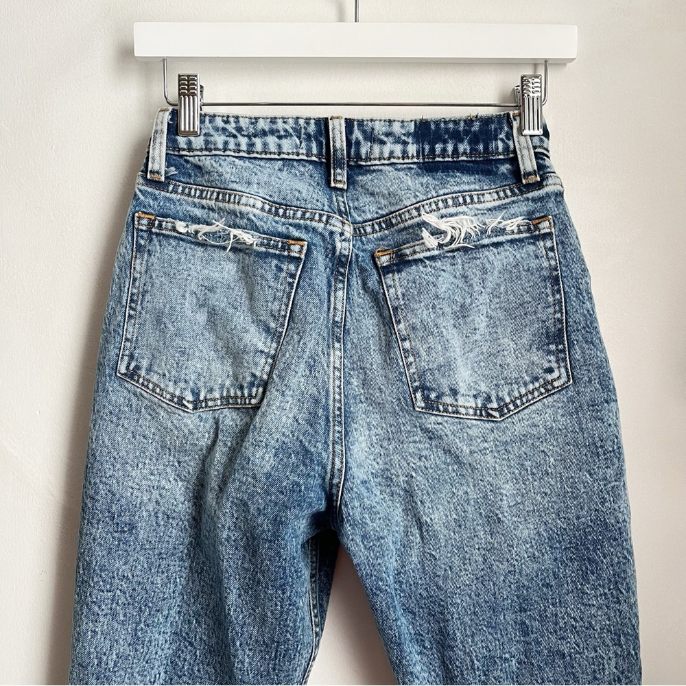 Abercrombie & Fitch The Mom High Rise Curve Love Jeans in Acid Wash Blue - Picture 5 of 11